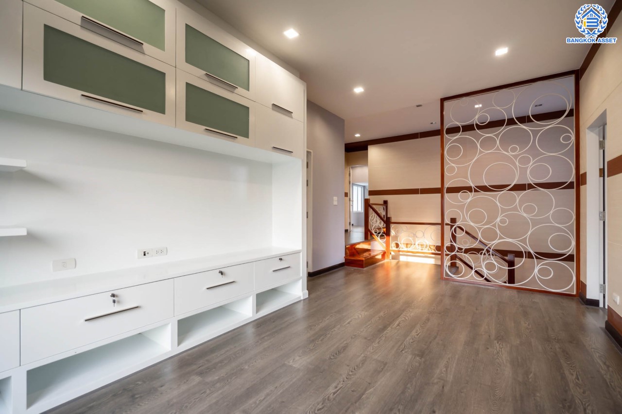 บ้านมือสองตกแต่งใหม่ คฤหาสน์หลังใหญ่พิเศษ!! เนื้อที่ 113 ตร.ว. #แปลงมุม ม.ปริญญดา ติดพุทธมณฑลสาย2  พื้นที่ใช้สอยมากกว่า 500 ตร.ม. ฟังก์ชันจัดเต็ม 4 ห้องนอน 7 ห้องน้ำ 1 Living Room 1 ห้องอเนกประสงค์ และ 1 ห้องแม่บ้าน จอดรถได้ 4 คัน บนทำเลเดินทางสะดวก ใกล้ทางคู่ขนานลอยฟ้าบรมราชชนนี, เซ็นทรัลปิ่นเกล้า และม.มหิดล